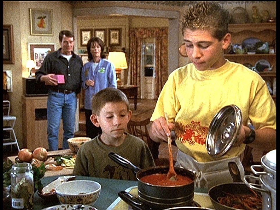 Reese (Justin Berfield, r.) geht seiner neuen Lieblingsbeschäftigung, dem Kochen, nach. Dewey (Erik Per Sullivan, 2.v.r..), Hal (Bryan Cranston, l.... - Bildquelle: TM +   2000 Twentieth Century Fox Film Corporation. All Rights Reserved.