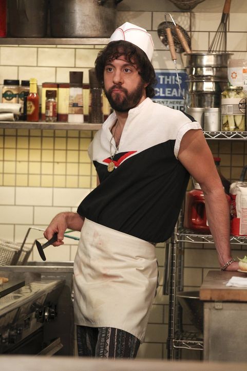 Während Max und Caroline sich um die Cupcake T-Shirt-Produktion kümmern, hat Oleg (Jonathan Kite) im Diner alle Hände voll zu tun ... - Bildquelle: Warner Bros. Television