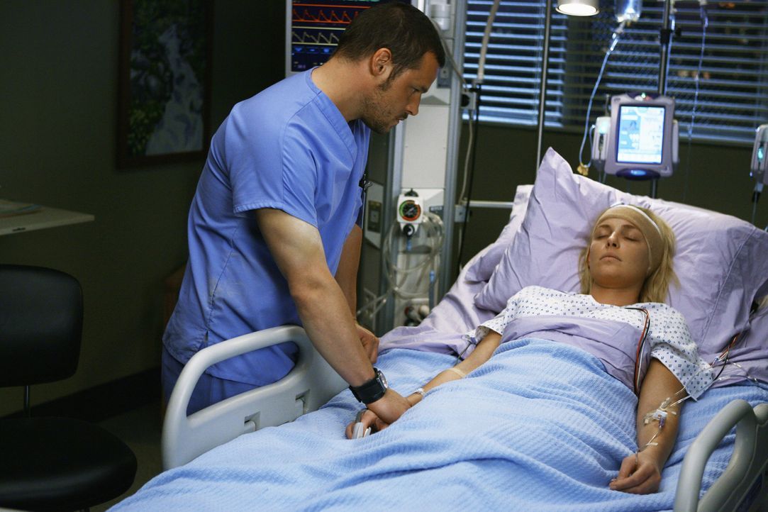 Izzies (Katherine Heigl, l.) Freunde und Kollegen machen sich große Sorgen, allen voran Alex (Justin Chanbers, r.), und wollen an der Operation bete... - Bildquelle: Scott Garfield 2009 American Broadcasting Companies, Inc. All rights reserved. NO ARCHIVE. NO RESALE.