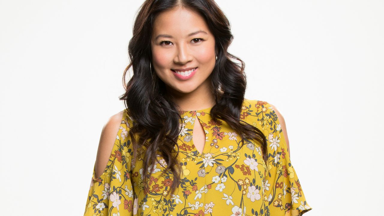 (1. Staffel) - Emma (Christina Ko) ist Social Influencer bei dem Outdoor Magazin "Outdoor Limits" und immer auf der Suche nach süßen Tiervideos oder... - Bildquelle: Cliff Lipson 2016 CBS Broadcasting, Inc. All Rights Reserved.