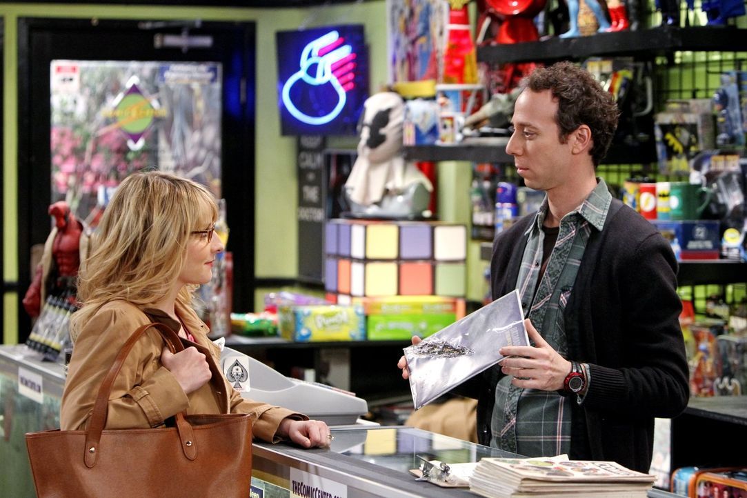 Während Amy einen Verehrer hat, braucht Bernadette (Melissa Rauch, l.) Stuarts (Kevin Sussman, r.) Hilfe, um eines von Howards Comicbüchern zu erset... - Bildquelle: Warner Brothers