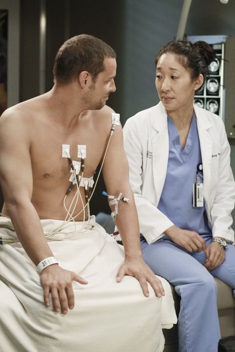 Während Alex (Justin Chambers, l.) erkennt, dass er nun der Außenseiter der Gruppe ist, nachdem er Meredith verraten hat, trifft Cristina (Sandra... - Bildquelle: ABC Studios