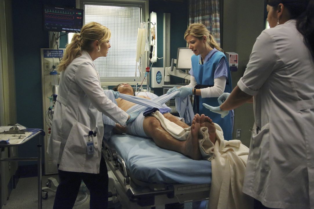 Nach einem heftigen Streit weigert sich Callie (Sara Ramirez, r.), gemeinsam mit Arizona (Jessica Capshaw, l.) zu operieren. Schließlich werden die... - Bildquelle: ABC Studios