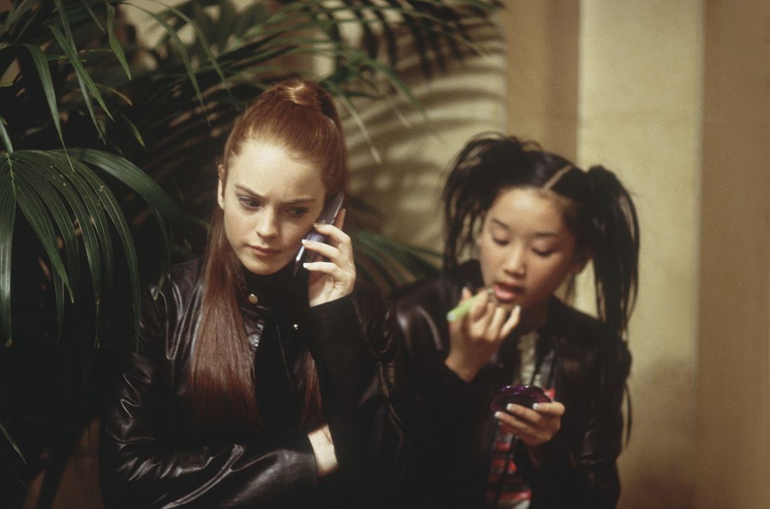 Gemeinsam versuchen Lexy (Lindsay Lohan, l.) und Jennifer (Brenda Song, r.), das mysteriöse Verschwinden ihres Lehrers aufzuklären ... - Bildquelle: Disney