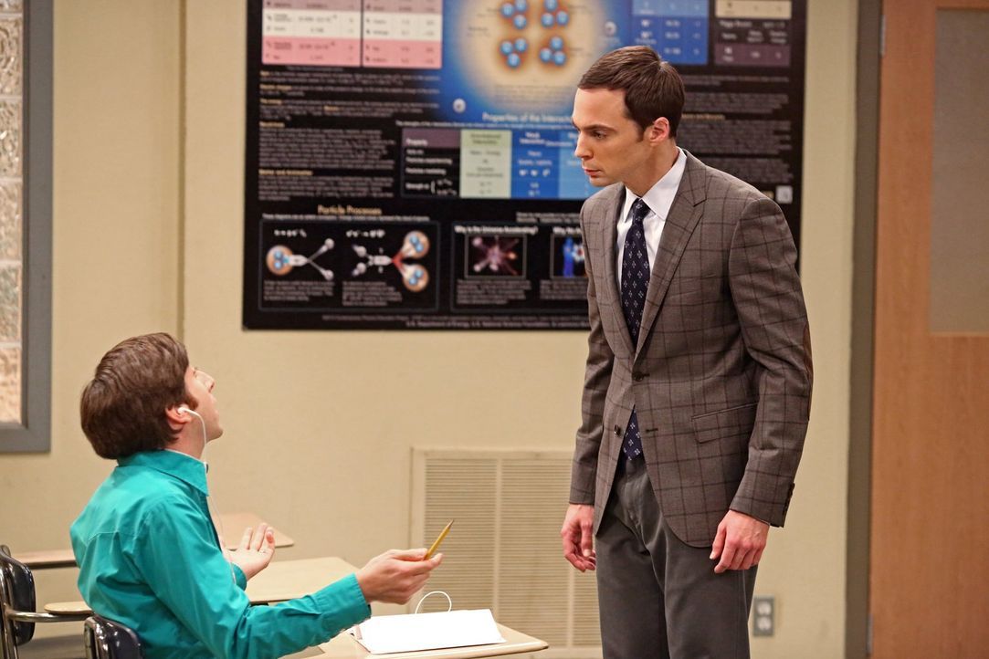 Sheldon (Jim Parsons, r.) muss unterrichten und Howard (Simon Helberg, l.) überrascht alle damit, dass er dabei die Schulbank drücken wird, während... - Bildquelle: Warner Brothers