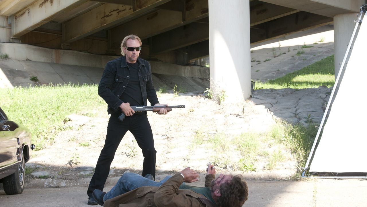 Der flüchtige Kriminelle Milton (Nicolas Cage, hinten) hat seine einzige Tochter verlassen, als diese ein Teenager war, doch jetzt befindet sie sich... - Bildquelle: 2011 Warner Bros. Entertainment INC. All rights reserved.