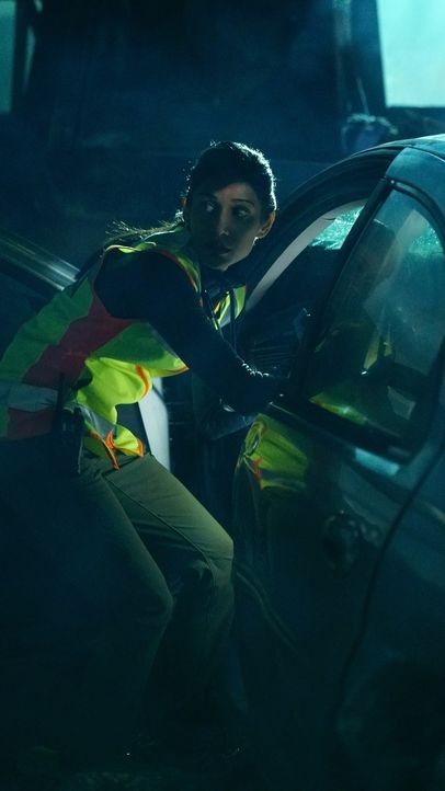 Malaya (Melanie Chandra) und der Rest des Teams versuchen, die Opfer einer Massenkarambolage zu versorgen, werden aber durch schlechte Wetterbedingu... - Bildquelle: Monty Brinton 2015 American Broadcasting Companies, Inc. All rights reserved.