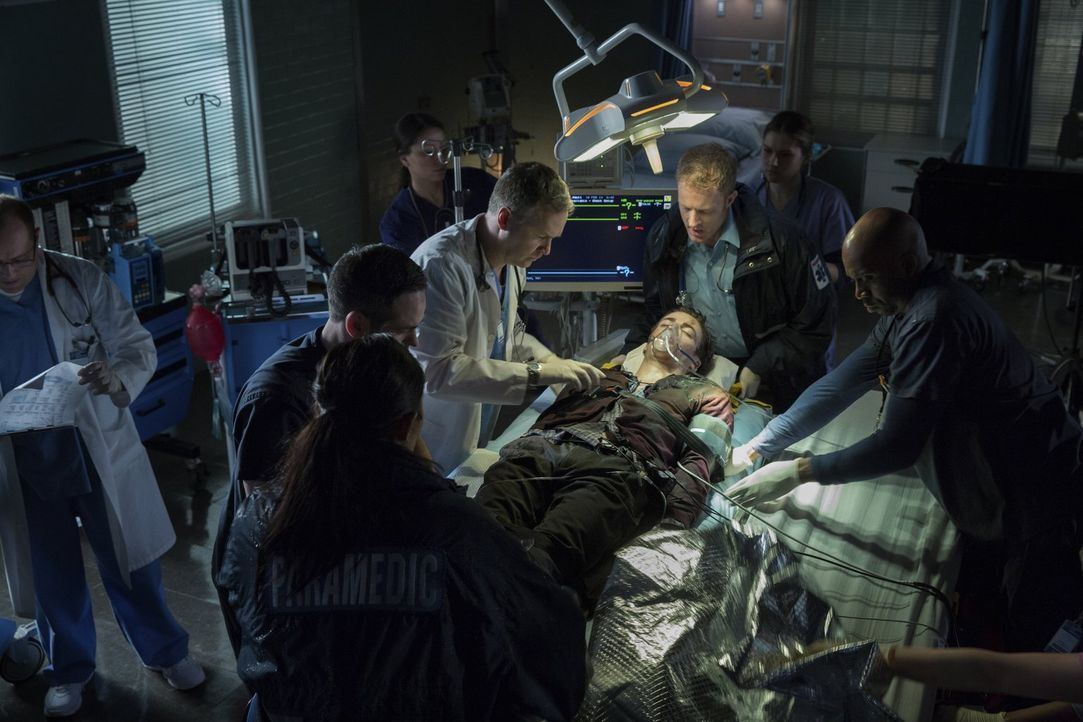 Nach einem Unfall in einem Labor, erwacht Wissenschaftler Barry Allen (Grant Gustin, liegend) mit ganz besonderen Fähigkeiten aus dem Koma ... - Bildquelle: Warner Brothers.