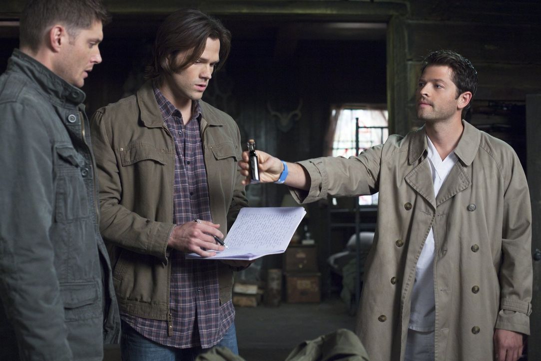 Die beiden Brüder Sam (Jared Padalecki, M.) und Dean Winchester (Jensen Ackles, l.) haben Unterstützung von einem ehemaligen Engel. Castiel (Misha C... - Bildquelle: Warner Bros. Television