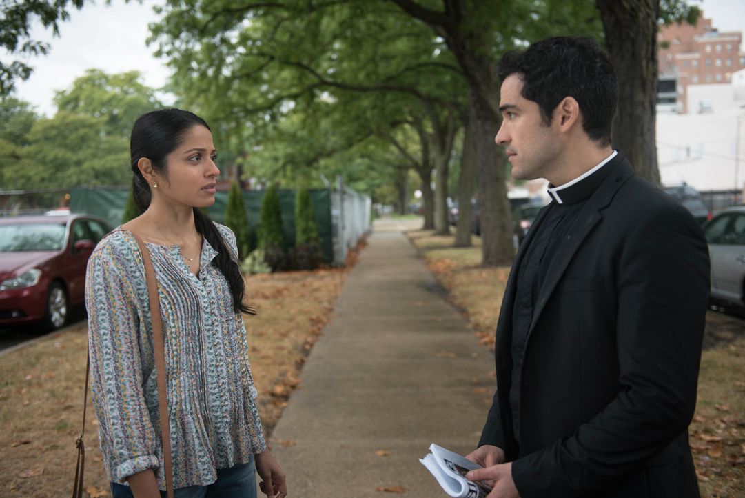 Das Verhältnis zwischen Jessica (Mouzam Makkar, l.) und Pater Tomas (Alfonso Herrera, r.) sorgt vor allem bei Tomas für einige Gewissensbisse und da... - Bildquelle: 2016 Fox and its related entities.  All rights reserved.