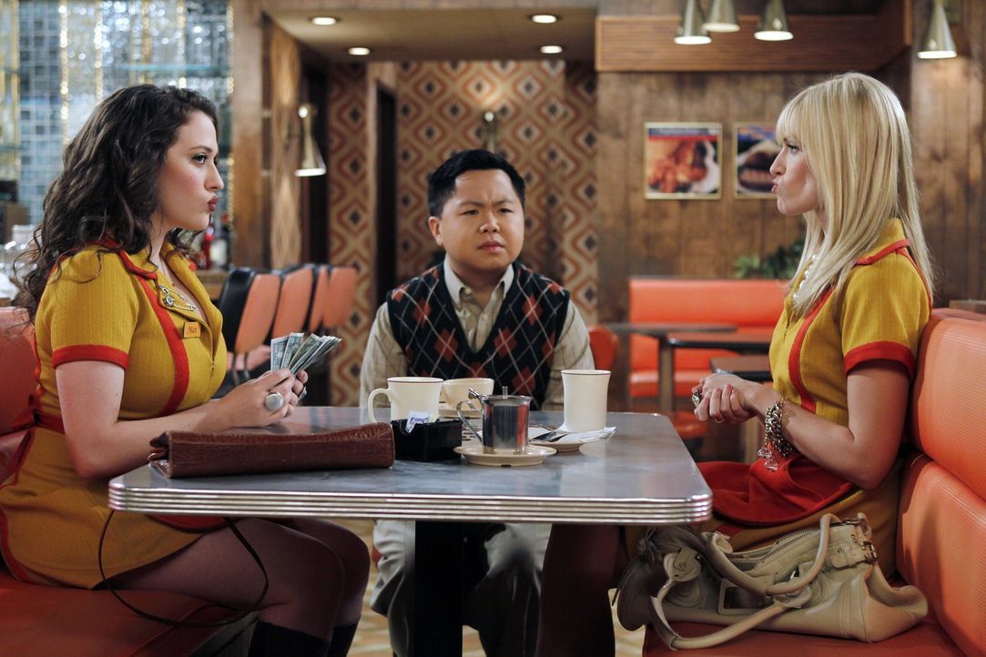 Ihren kritischen Chef Han (Matthew Moy, M.) von einer Party in seinem Restaurant zu überzeugen, ist für die beiden Kellnerinnen Max (Kat Dennings,... - Bildquelle: Warner Brothers
