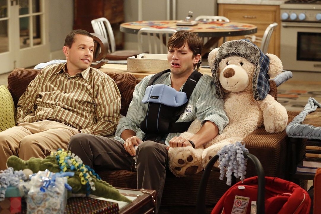 Der Traum vom Vatersein ist vorerst geplatzt. Kathy hat sich dazu entschieden, ihr Kind zu behalten. Für Walden (Ashton Kutcher, r.) und Alan (Jon C... - Bildquelle: Warner Brothers Entertainment Inc.
