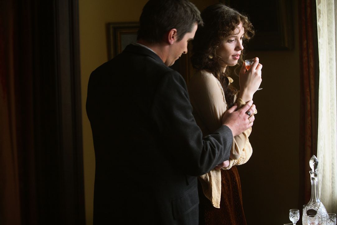 Sarah (Rebecca Hall, r.) ahnt, dass mit Alfred (Christian Bale, l.) etwas nicht stimmt ... - Bildquelle: Warner Television