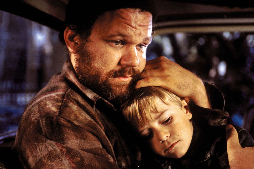 Seemann Dale Murphy (John C. Reilly, l.) ahnt nicht, dass er seinen Sohn niemals wiedersehen wird ... - Bildquelle: Warner Bros. Pictures