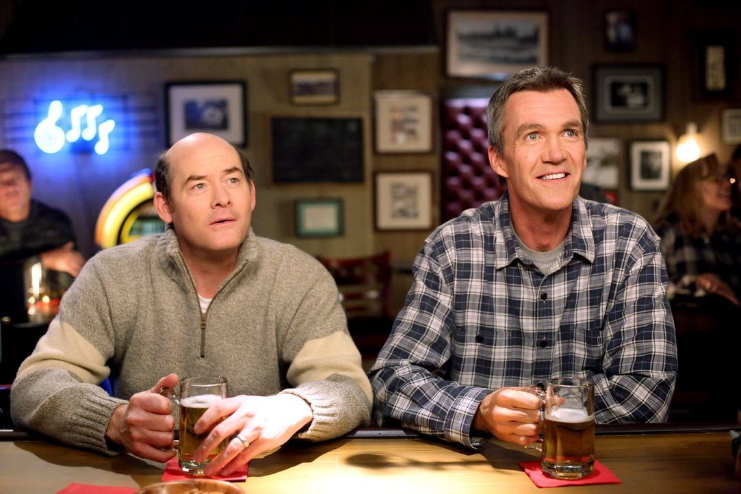 Frankie möchte, dass sich Mike (Neil Flynn, r.) mit dem neuen Nachbarn Jeff (David Koechner, l.) anfreundet und fädelt geschickt ein Treffen mit Jef... - Bildquelle: Warner Brothers