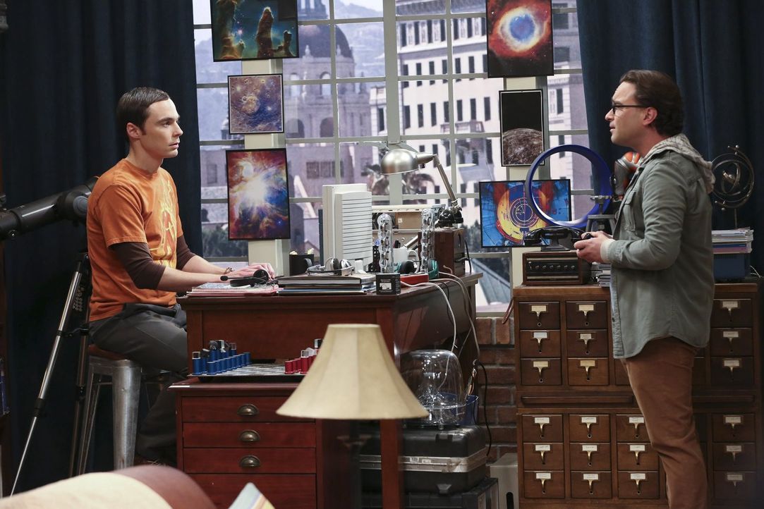 Leonard (Johnny Galecki, r.) kann es nicht fassen, dass Sheldon (Jim Parsons, l.) keinerlei Veränderung in seinem Leben zulässt ... - Bildquelle: Warner Brothers