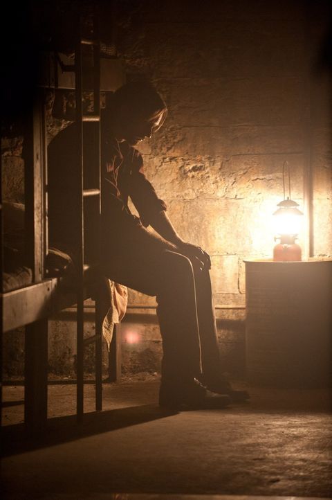Dunkel und kalt ist der alte Schutzbunker, doch als auf der Erde der Tod droht, ziehen sich Ray (Alexander Skarsgård) und seine Familie dorthin zurü... - Bildquelle: 2015 Warner Bros.
