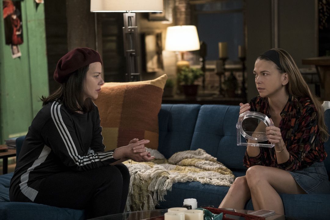 Liza (Sutton Foster, r.) sucht Rat bei ihrer besten Freundin Maggie (Debi Mazar, l.), nachdem ein Porträt über Josh in der New York Times für Bezieh... - Bildquelle: Hudson Street Productions Inc 2016