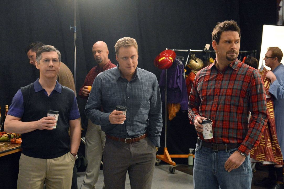 Sind gespannt, wie der "Väter von Chatswin"-Kalender geworden ist: George (Jeremy Sisto, r.), Noah (Alan Tudyk, M.) und Fred (Chris Parnell, l.) ... - Bildquelle: Warner Brothers