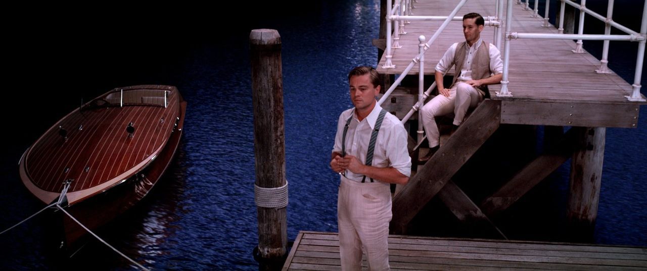 Aktienhändler und Schriftsteller Nick (Tobey Maguire, r.) wird in das dekadente Leben des skurrilen Junggesellen Jay Gatsby (Leonardo DiCaprio, l.)... - Bildquelle: 2012 Warner Brothers