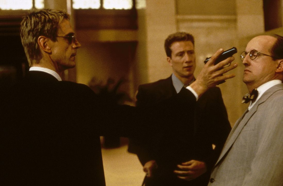 Doch die Rache an McClane ist für Simon (Jeremy Irons, l.) nur ein kleiner Bonus. Tatsächlich hat er vor, die Goldreserven der US-Notenbank leer z... - Bildquelle: 20th Century Fox