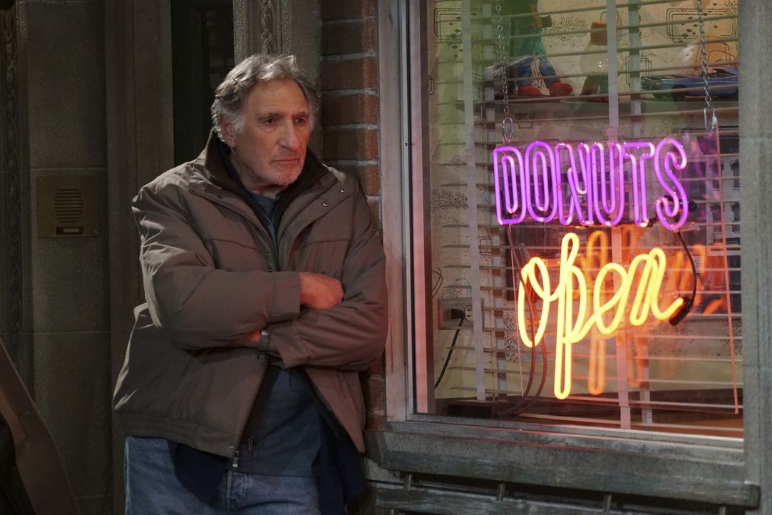 Die ganzen Veränderungen und der Erfolg von Francos neu kreierten Donuts nagen an Arthurs (Judd Hirsch) Ego und stellt die Geschäftsbeziehung zwisch... - Bildquelle: Monty Brinton 2016 CBS Broadcasting, Inc. All Rights Reserved.