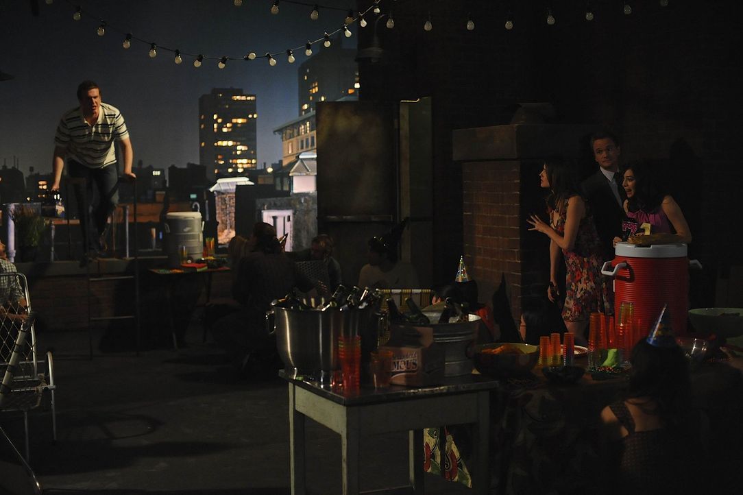 Marshall (Jason Segel, l.), Barney (Neil Patrick Harris, 2.v.r.), Lily (Alyson Hannigan, r.) und Robin (Cobie Smulders, 3.v.r.) planen eine Überras... - Bildquelle: 20th Century Fox International Television