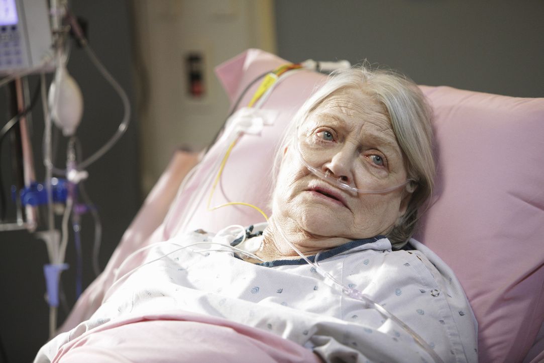 Wird ins Krankenhaus eingeliefert: Petes Mutter Frances (Louise Fletcher) ... - Bildquelle: ABC Studios