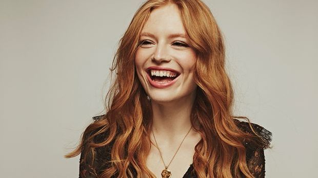 Freya Ridings lacht aus vollem Herzen 