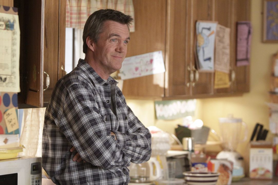 Mike (Neil Flynn) will seine Familie zur "coolsten Familie" der Nachbarschaft machen und schafft sich deshalb einen Billardtisch an ... - Bildquelle: Warner Brothers