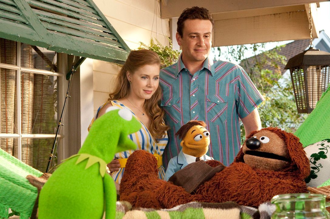 Mit Erschrecken stellen Gary (Jason Segel, r. hinten), Mary (Amy Adams, l. hinten) und Walter (M.) fest, dass die Muppet-Studios abgerissen werden s... - Bildquelle: The Muppets Studio, LLC. All rights reserved