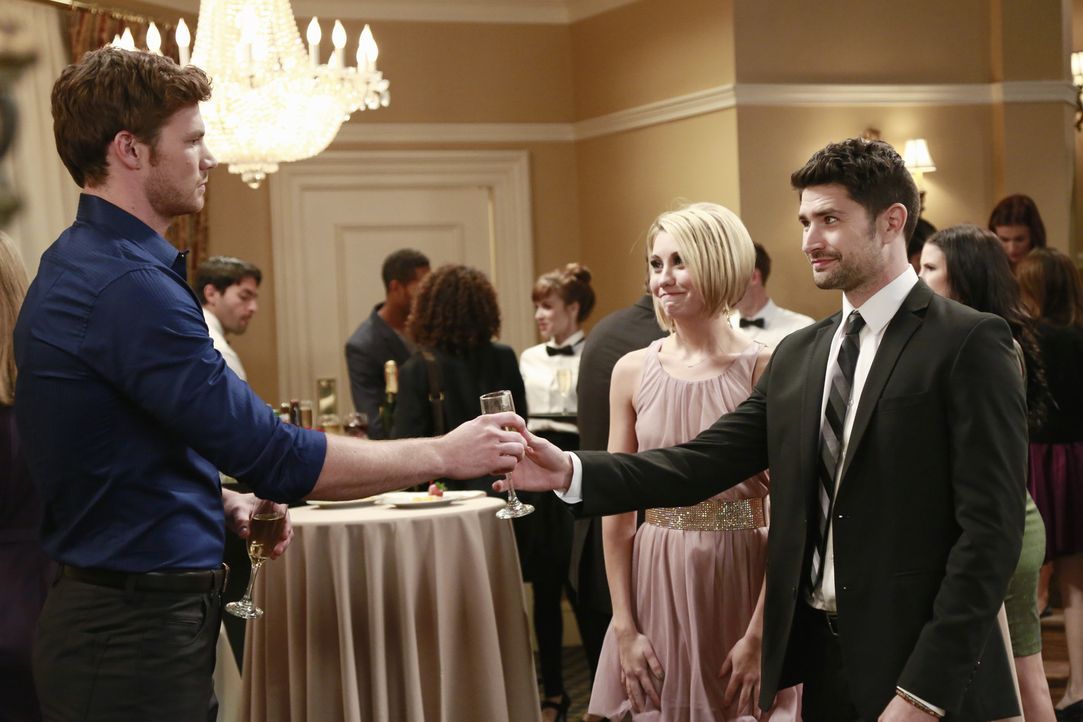 Bonnie versucht, mit Hilfe der kleinen Emma, einen attraktiven Fremden kennenzulernen, währenddessen haben Riley (Chelsea Kane, M.), Danny (Derek Th... - Bildquelle: Ron Tom ABC Family