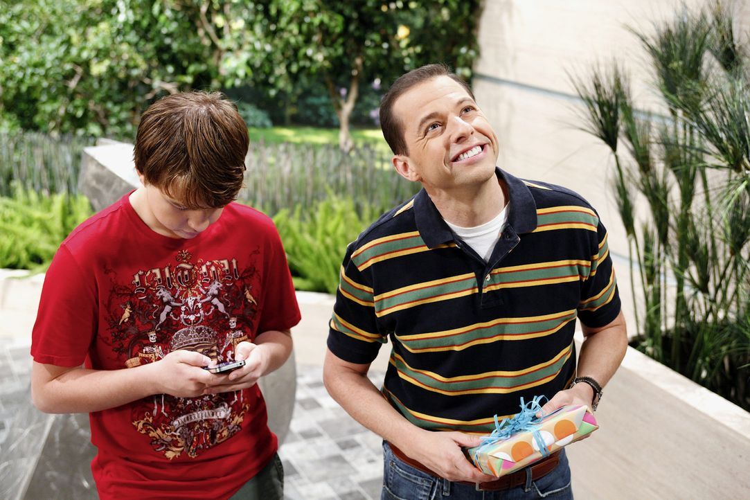 Nachdem Charlie Jake (Angus T. Jones, r.) sein Date vermasselt hat, ist dieser wütend und verspricht, sich zu rächen. Da kommt der Geburtstag sein... - Bildquelle: Warner Bros. Television