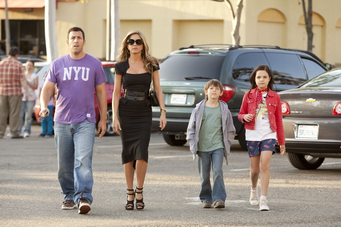 Erst spät geht Danny (Adam Sandler, l.) auf, dass es nicht einfach ist, eine Familie mit Ehefrau (Jennifer Aniston, 2.v.l.) und Kindern (Bailee Mad... - Bildquelle: 2011 Columbia Pictures Industries, Inc. All Rights Reserved.