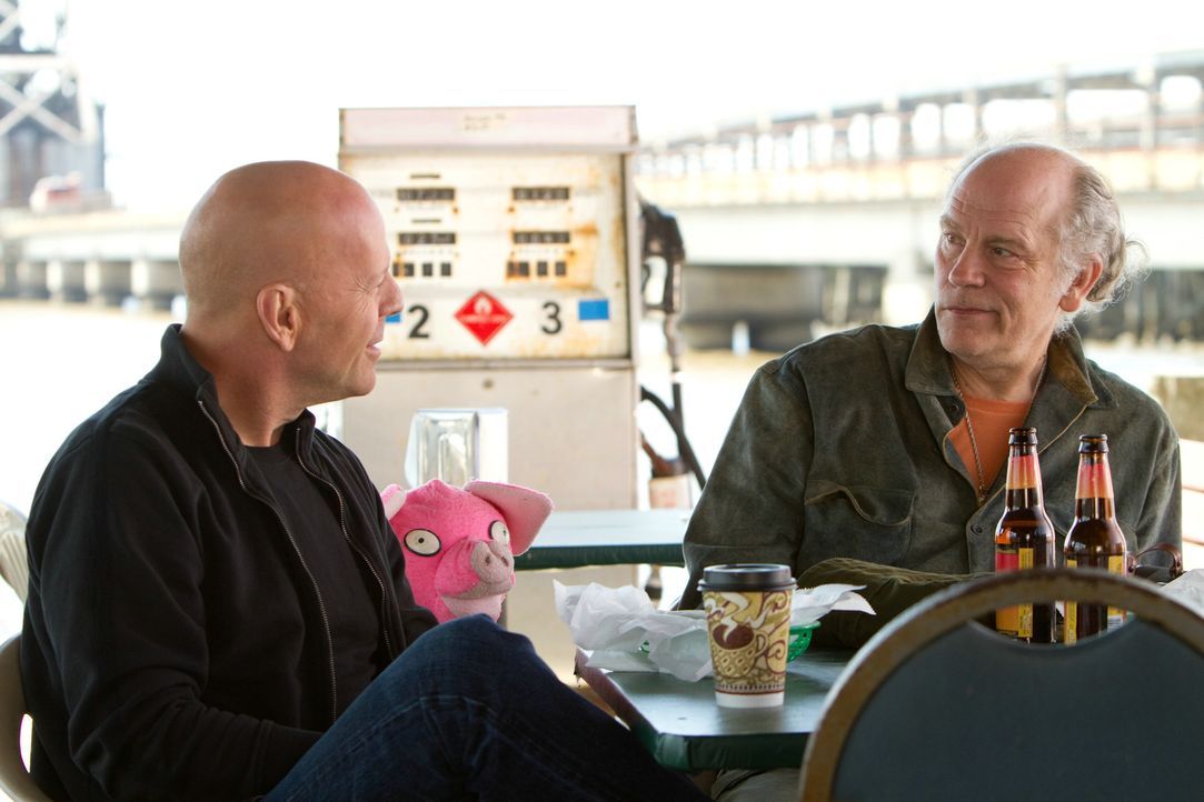 Frank (Bruce Willis, l.) und Marvin (John Malkovich, r.) ahnen noch nicht, dass sie die letzten lebenden Mitglieder auf einer Todesliste sind ... - Bildquelle: 2010 Concorde Filmverleih GmbH