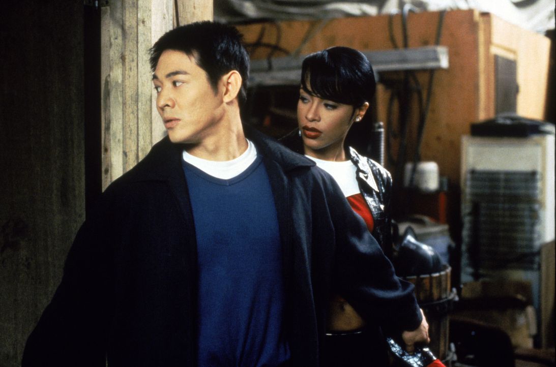 Kaum in den USA angekommen, läuft dem rachedurstigen Han (Jet Li, l.) die hübsche Trish (Aaliyah, r.) über den Weg, die die Tochter des Oberhaupt... - Bildquelle: Warner Bros. Pictures
