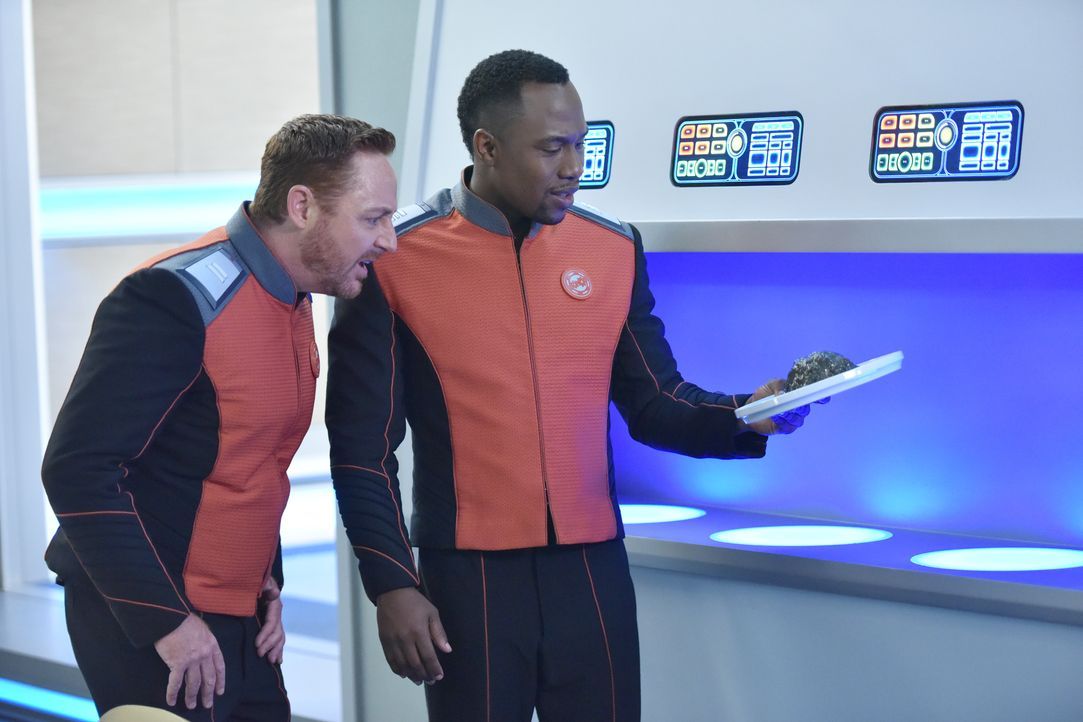 Lieutenant Gordon Malloy (Scott Grimes, l.); Lieutenant Commander John LaMarr (J. Lee, r.) - Bildquelle: Michael Becker 2019 Twentieth Century Fox Film Corporation. All rights reserved. / Michael Becker