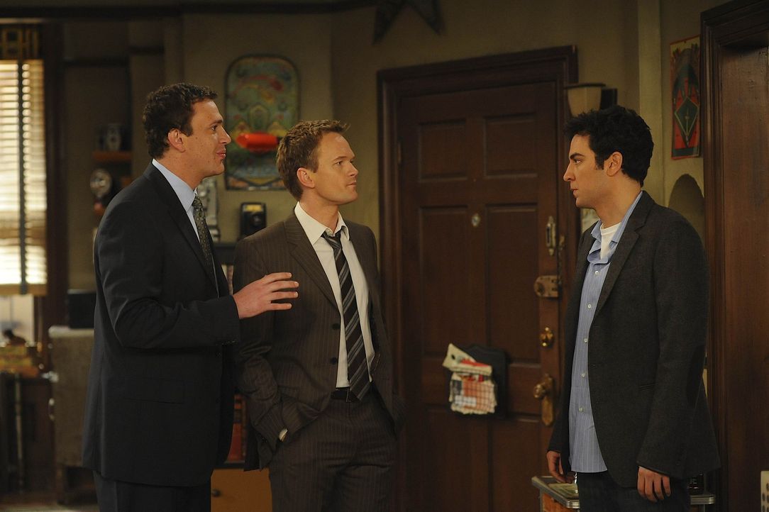 Ted (Josh Radnor, r.) findet heraus, dass er von Marshall (Jason Segel, l.) und Barney (Neil Patrick Harris, M.) seit Wochen belogen wurde und ist e... - Bildquelle: 20th Century Fox International Television