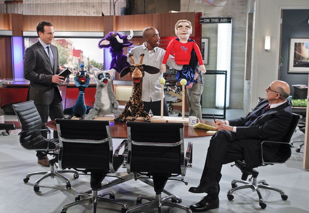 Nathan (Will Arnett, l.) und Ray (J.B. Smoove, M.) bekommen vom Chef (Jeffery Tambor, r.) ihres Senders die Chance, eine eigene Kindersendung zu ent... - Bildquelle: 2013 CBS Broadcasting, Inc. All Rights Reserved.