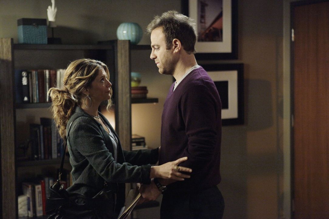 Cooper (Paul Adelstein, r.) steht Erica (A.J. Langer, l.) bei, die die schwerste Entscheidung ihres Lebens treffen muss. Währenddessen treffen sich... - Bildquelle: ABC Studios