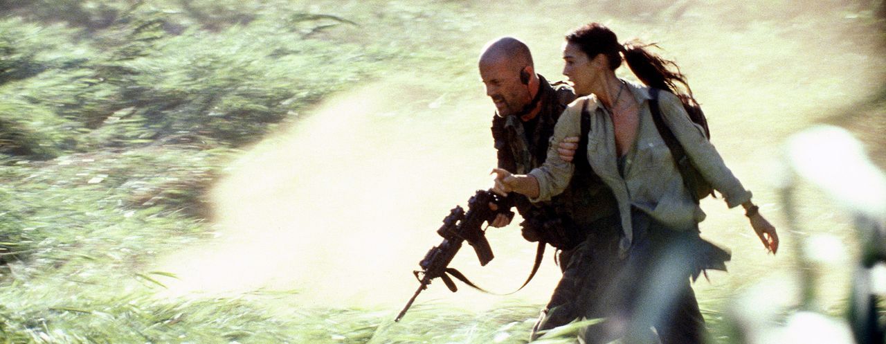 Auf der Flucht vor mordenden, brandschatzenden Rebellen: Lena Kendricks (Monica Bellucci, r.) und A. K. Waters (Bruce Willis, l.) ... - Bildquelle: 2004 Sony Pictures Television International. All Rights Reserved.