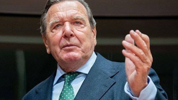 Schröder bietet Vermittlung an