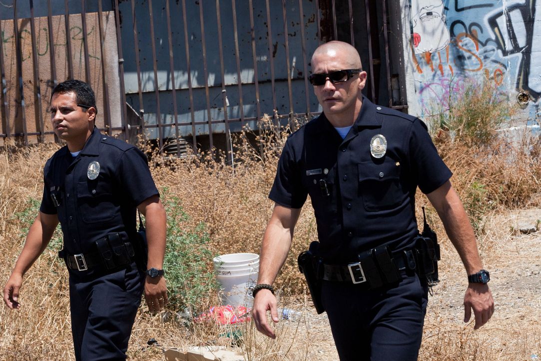 Für sie ist ihr Dienst mehr Berufung als Beruf: Die beiden Partner und Freunde Officer Brian Taylor (Jake Gyllenhaal, r.) und Officer Mike Zavala (M... - Bildquelle: Scott Garfield 2011 Sole Productions, LLC. All rights reserved.