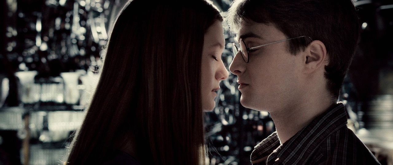 Kommen sich langsam näher: Rons Schwester Ginny (Bonnie Wright, l.) und Harry (Daniel Radcliffe, r.) ... - Bildquelle: Warner Brothers