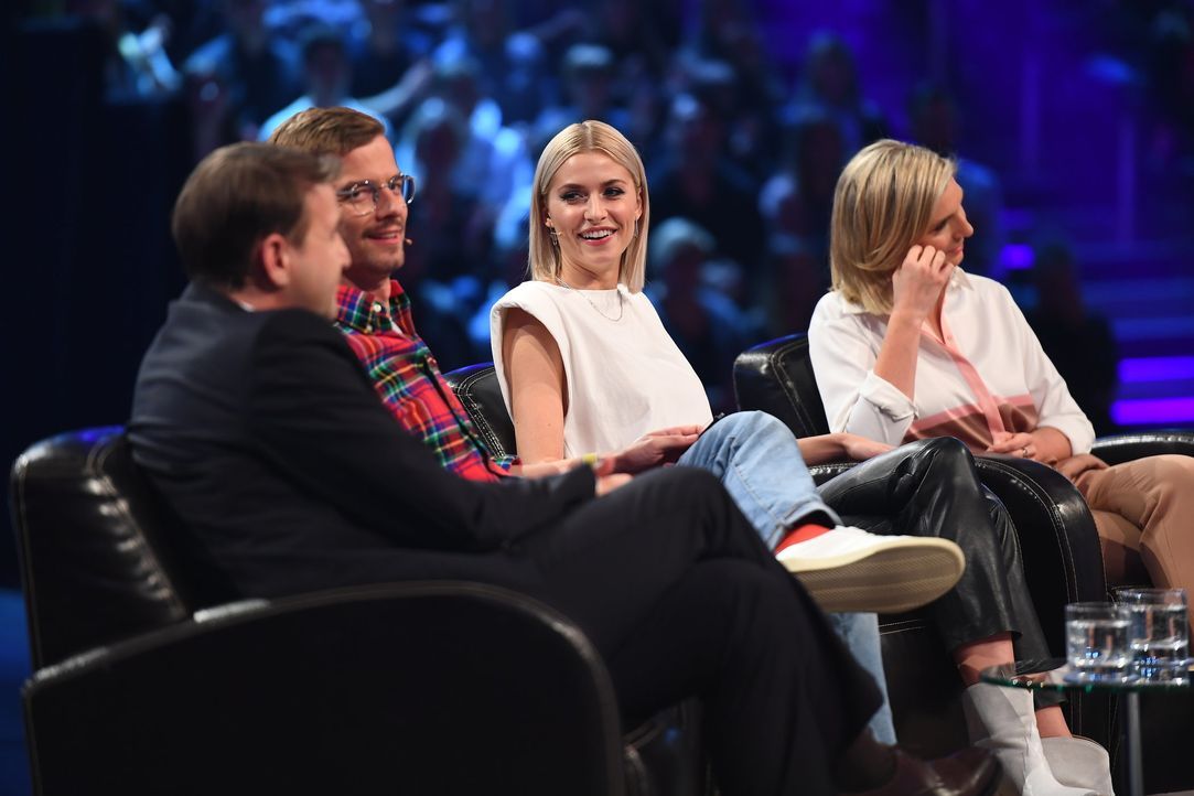 (v.l.n.r.) Hans-Jürgen Moog; Joko Winterscheidt; Lena Gercke; Lea-Sophie Cramer - Bildquelle: Willi Weber ProSieben / Willi Weber