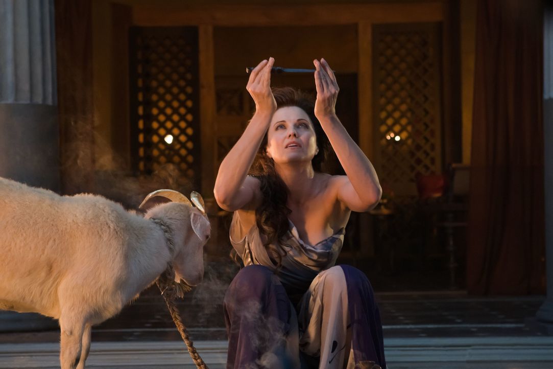 Opfert eine Ziege und rettet damit Dragos Leben: Lucretia (Lucy Lawless) ... - Bildquelle: 2011 Starz Entertainment, LLC. All rights reserved.