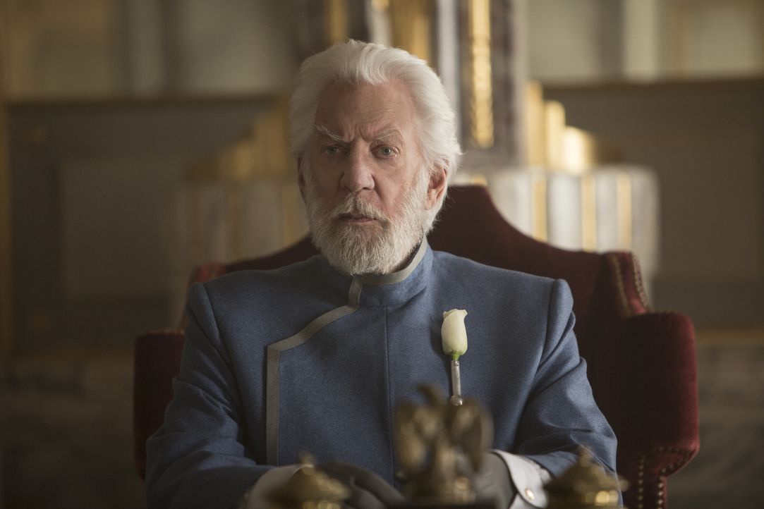 Der Aufstand der Plebejer von Distrikt 13 ist von Diktator Snows (Donald Sutherland) Truppen vor Jahren rücksichtslos niedergeschlagen worden. Doch... - Bildquelle: Murray Close TM &   2015 Lions Gate Entertainment Inc. All rights reserved.