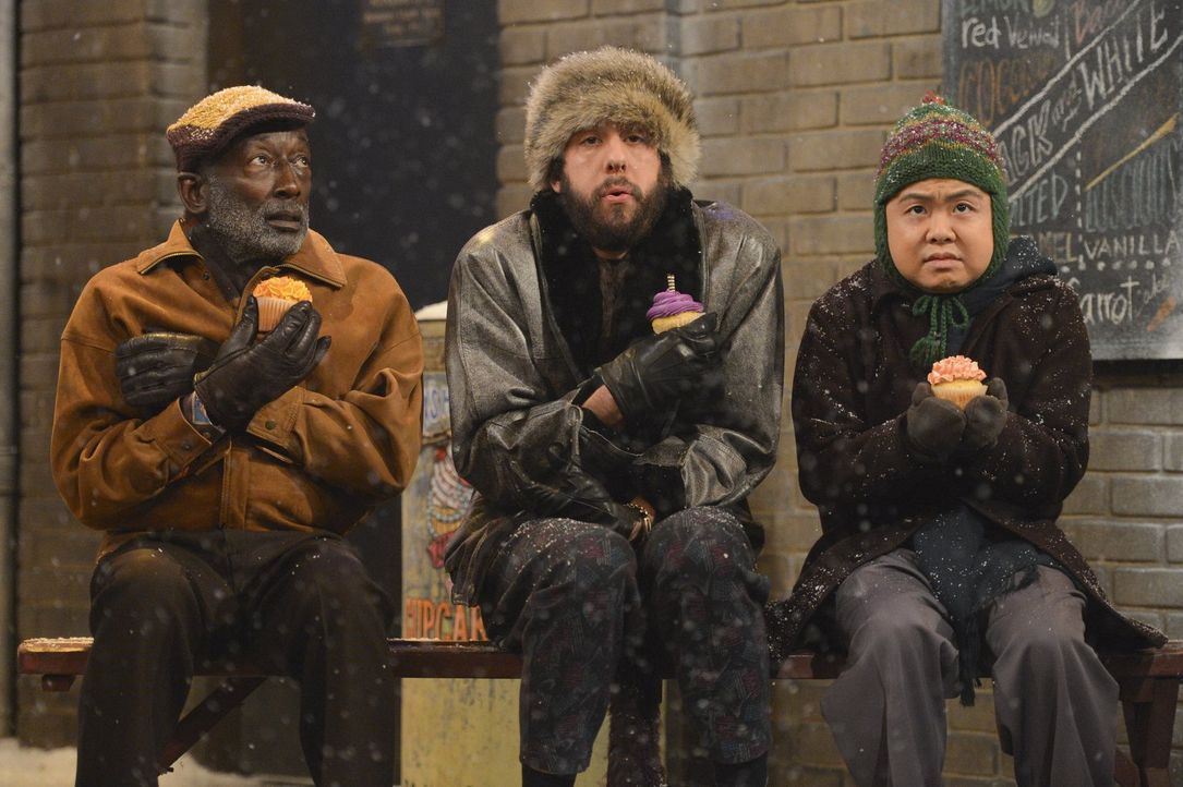 Als Earl (Garrett Morris, l.) und Han (Matthew Moy, r.) Oleg (Jonathan Kite, M.) anbieten ihm beim Umzug zu helfen, ahnen sie nicht, was auf sie zuk... - Bildquelle: Warner Bros. Television