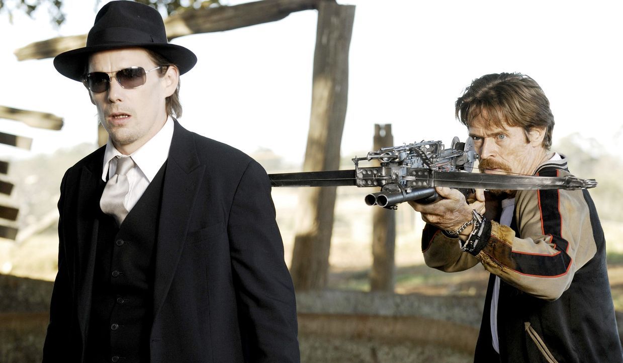 Nehmen den Kampf gegen die brutalen Blutsauger auf: Forscher Edward Dalton (Ethan Hawke, l.) und Ex-Vampir Elvis (Willem Dafoe, r.) ... - Bildquelle: 2010 Tiberius Film GmbH & Co. KG