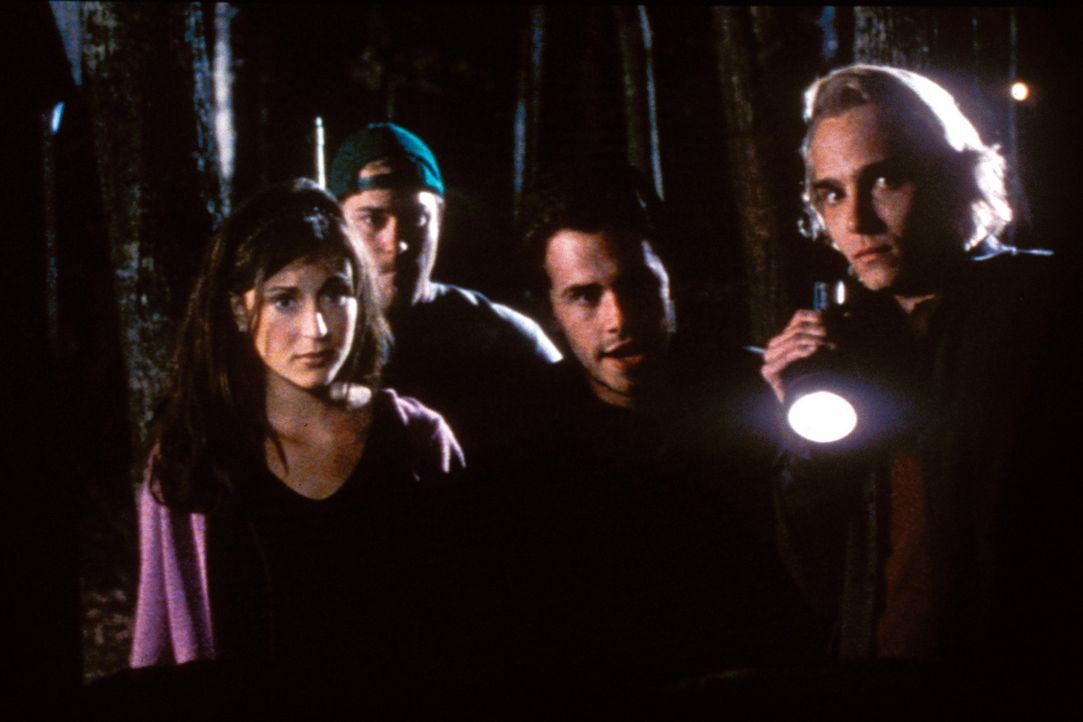 Am Abend - (v.l.n.r.) Marcy (Cerina Vincent), Bert (James DeBello), Paul (Rider Strong) und Jeff (Joey Kern) sind gerade dabei, es sich in der Hütt... - Bildquelle: Tiberius Film